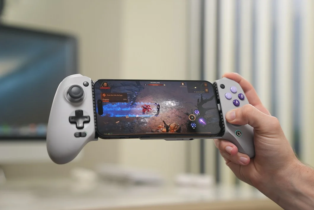 GameSir G8 Galileo com smartphone instalado durante uma partida